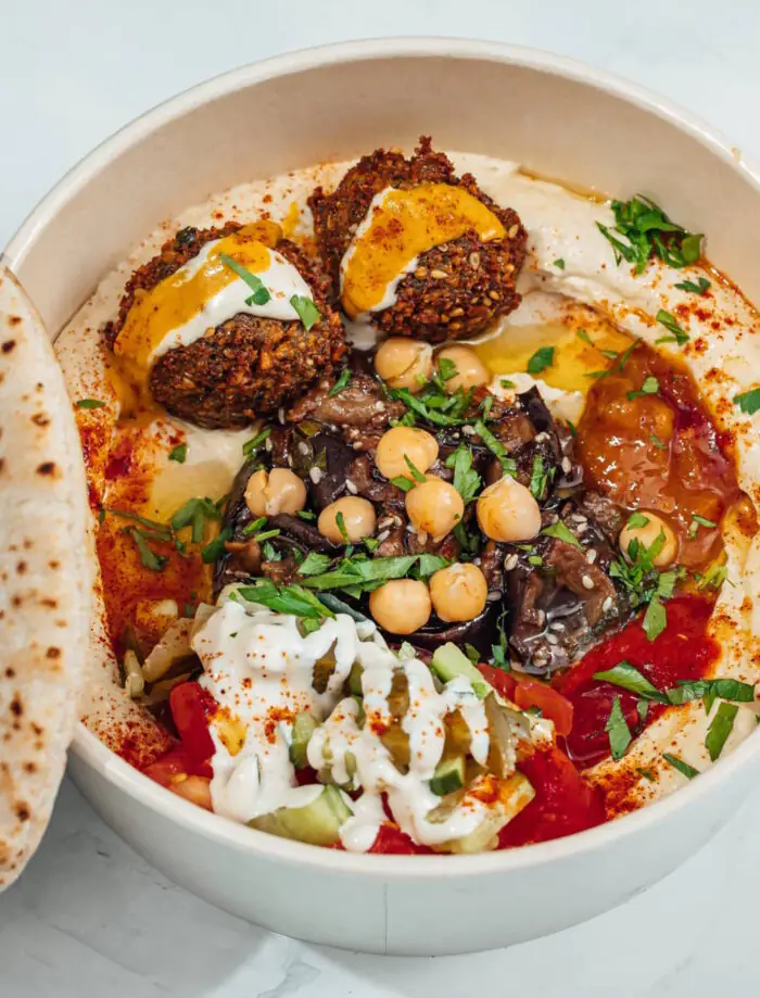 Израильская кухня в Риге: 4 места для тех, кто без ума от хумуса и фалафеля