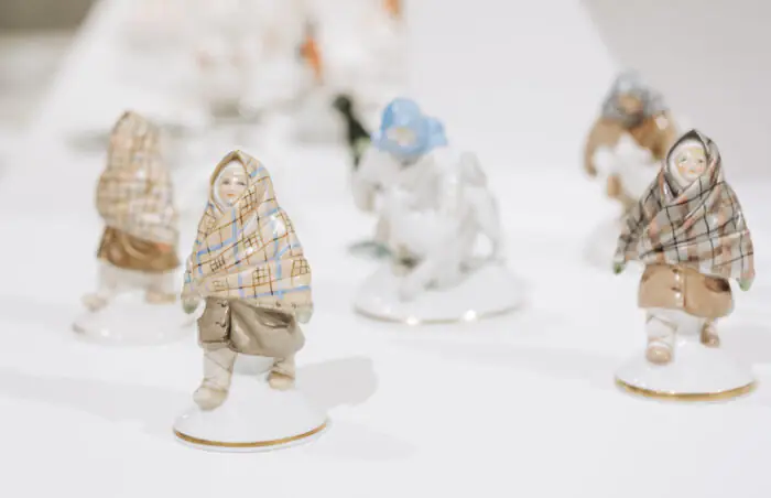 “Porcelāna svētki. Ielūdz Kuzņecovi” – vērienīga izstāde mākslas centrā “Zuzeum”