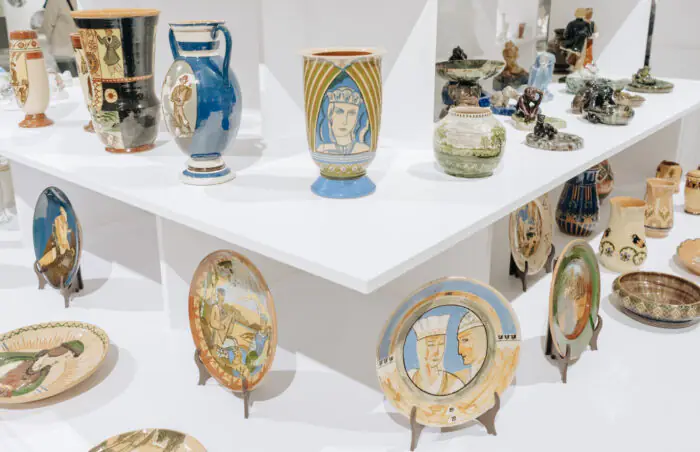 “Porcelāna svētki. Ielūdz Kuzņecovi” – vērienīga izstāde mākslas centrā “Zuzeum”