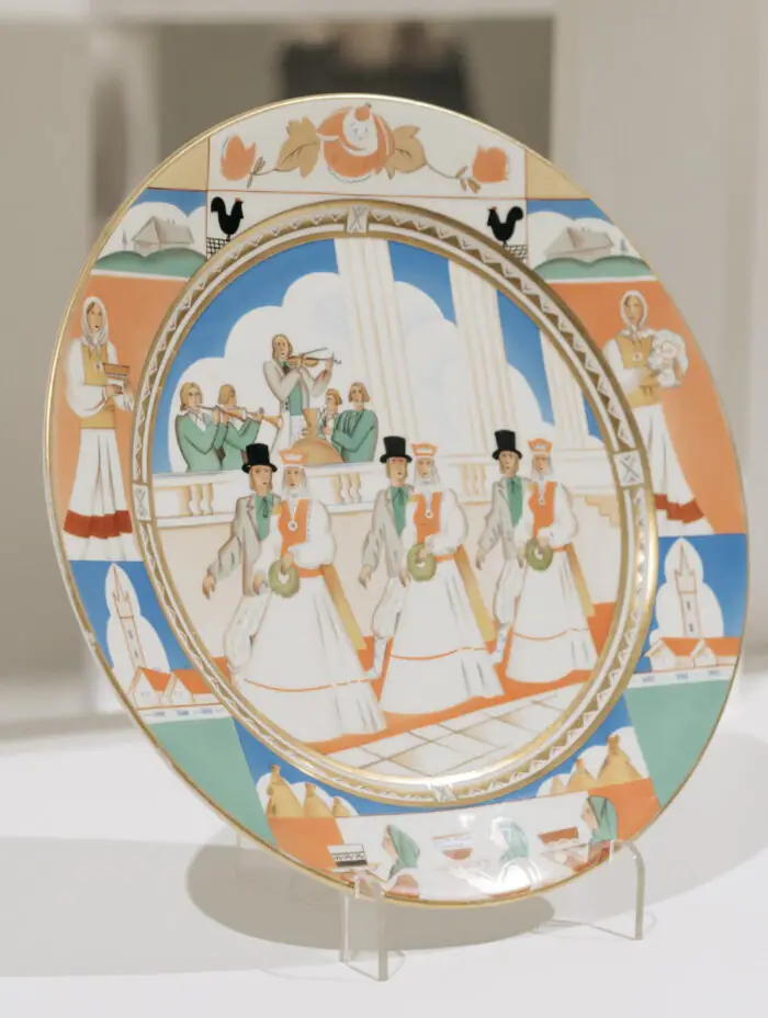 “Porcelāna svētki. Ielūdz Kuzņecovi” – vērienīga izstāde mākslas centrā “Zuzeum”