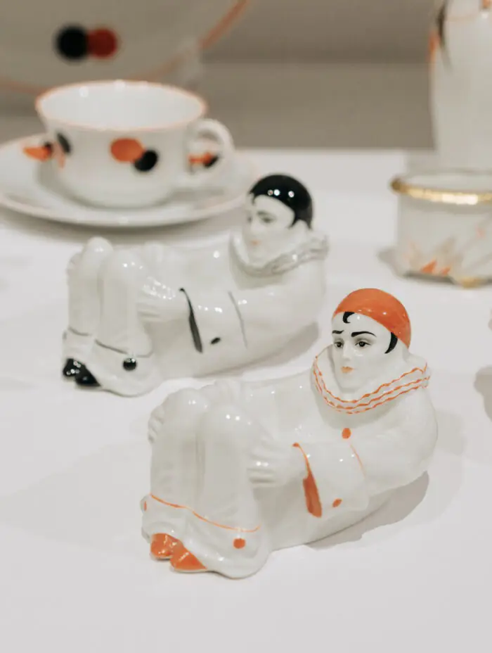 “Porcelāna svētki. Ielūdz Kuzņecovi” – vērienīga izstāde mākslas centrā “Zuzeum”