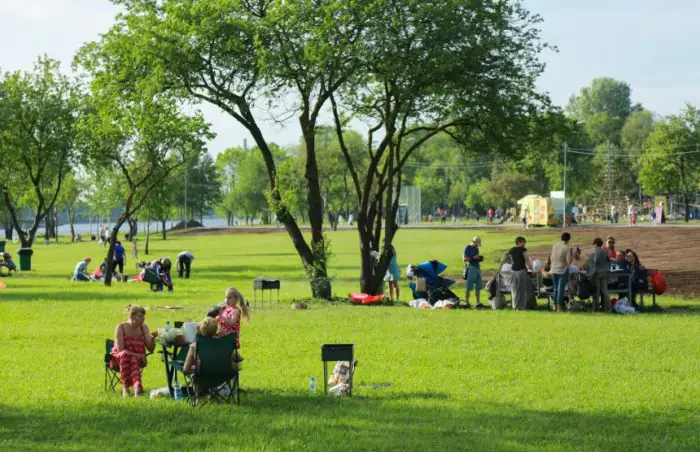 Aizbēgt no pilsētas: 10 mierīgas piknika vietas Latvijā