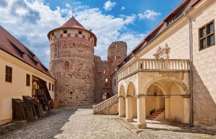 Куда отправиться в Латвии, чтобы пожить в замке 