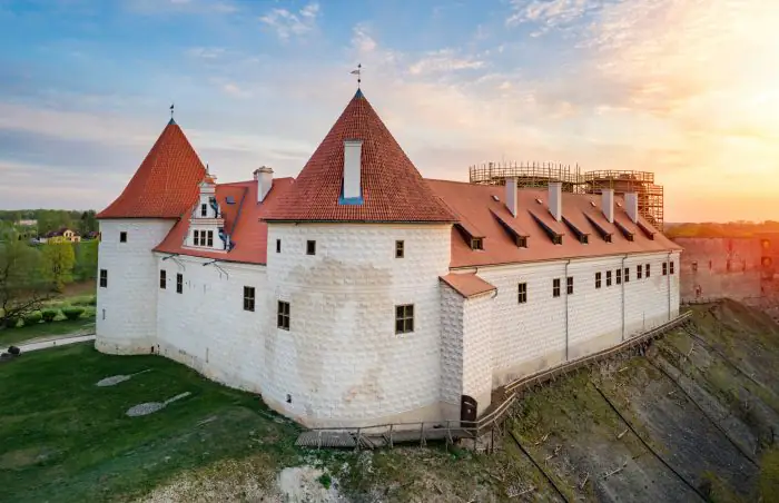 Куда отправиться в Латвии, чтобы пожить в замке 