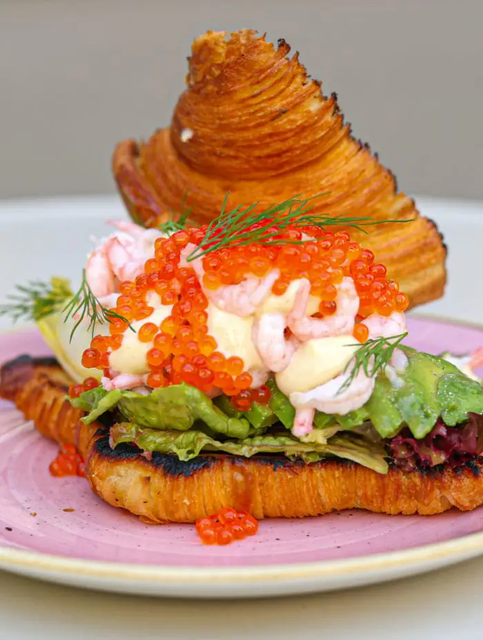 Brokastis Rīgā: 12 labākās vietas, kur nogaršot gan vietējus, gan internacionālus brokastu ēdienus