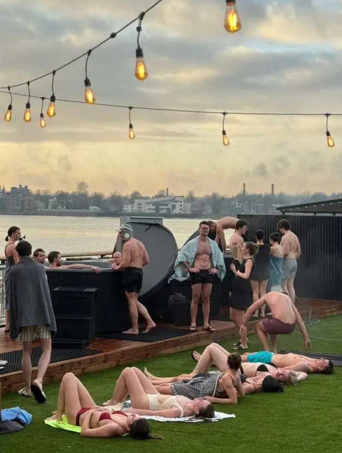 Tvaiks un slotas: <br>10 pirtis Rīgā