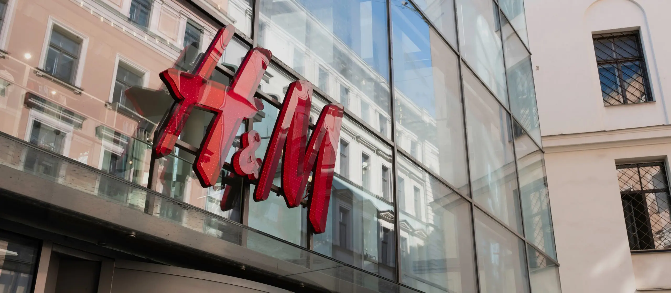 Rīga pastiprina reklāmas noteikumus: kas tiks aizliegts uz fasādēm