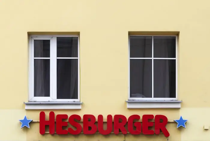 Rīga pastiprina reklāmas noteikumus: kas tiks aizliegts uz fasādēm