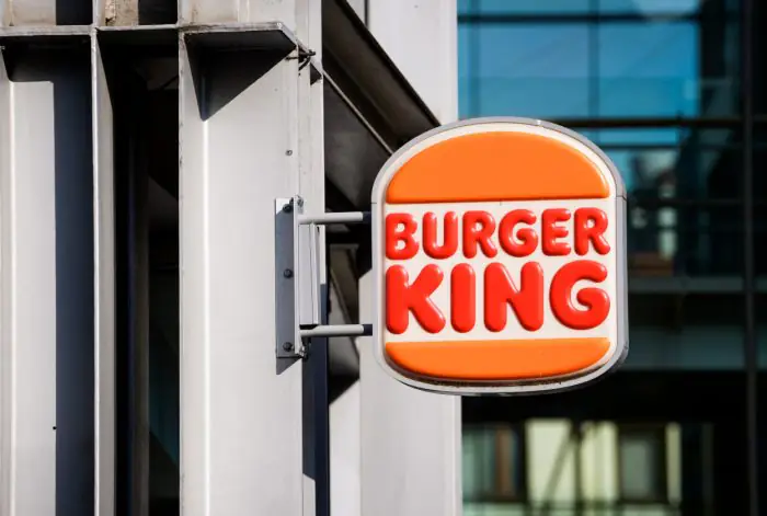 Rīga pastiprina reklāmas noteikumus: kas tiks aizliegts uz fasādēm